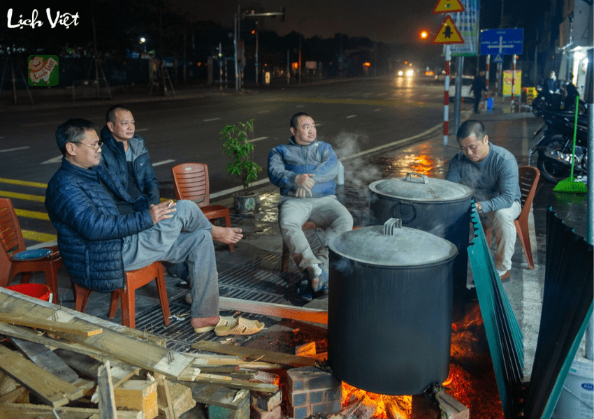 Luộc bánh chưng bằng nồi tôn