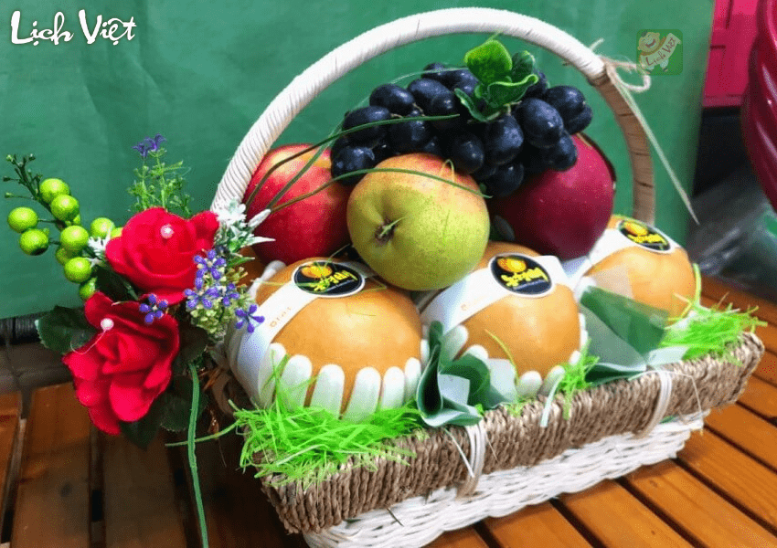 Giỏ tr&aacute;i c&acirc;y l&agrave;m qu&agrave; tết 2024