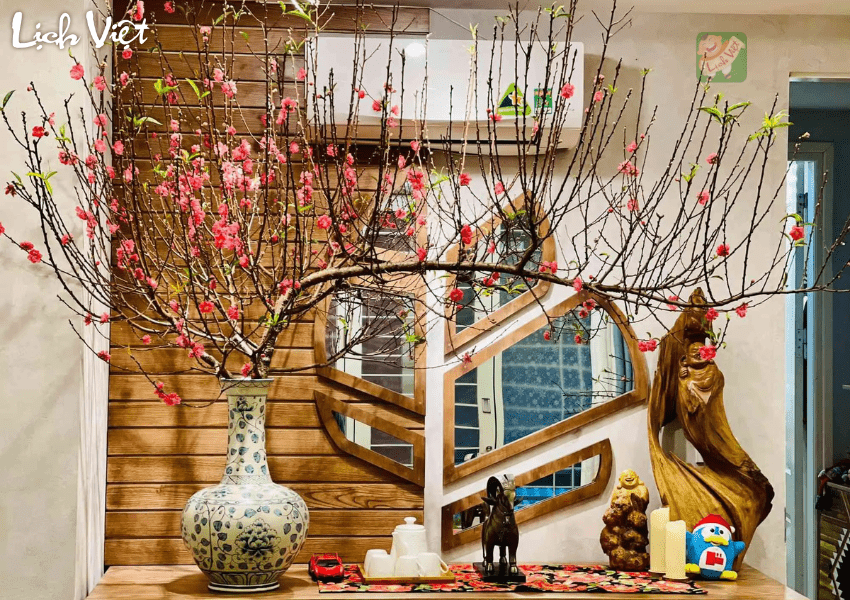 hoa đ&agrave;o cắm b&agrave;n thờ ng&agrave;y Tết