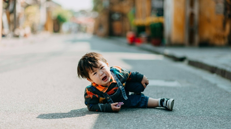 Mơ thấy bị rượt đuổi v&agrave; bị bắt lại hoặc ng&atilde; xuống